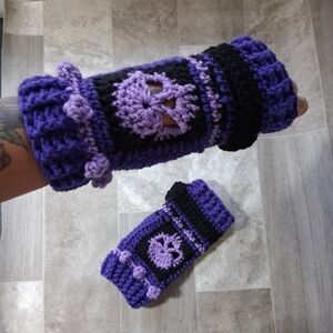 Skull Design Purple and Black Fingerless Gloves, Chunky Skull Gloves